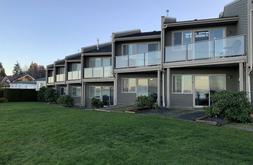 Regional District of Nanaimo Condo | Beachfront Walk-out in the Heart