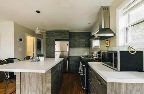 Green Gables Cabin | Beachside Bliss:Renovated Cottage near Amusement Parks | WiFi, BBQ, Patio