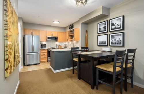 Courtenay Condo | Bear Paws Suite - hot tub!