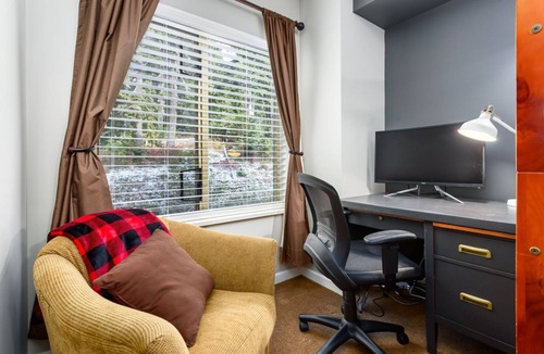Courtenay Condo | Bear Paws Suite - hot tub!