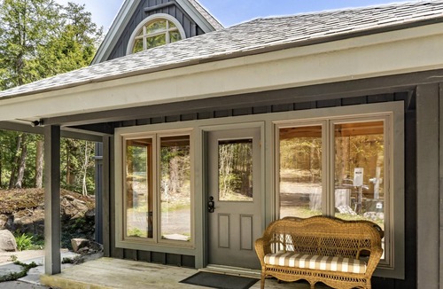 Muskoka Lakes Cottage | Beautiful 6 bed 4 bath cottage on Lake Joe with Boathouse + Hottub