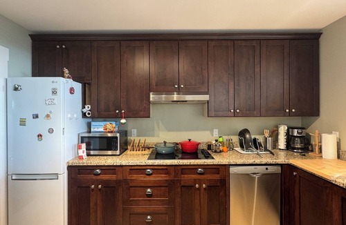 White Rock Apartment | Beautiful 2-bedroom residence in charming White Rock near the beach