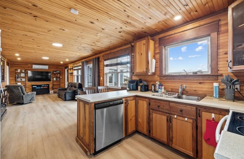 Clinton Cottage | Beautiful 4 Bedroom Waterview Sunset Cottage