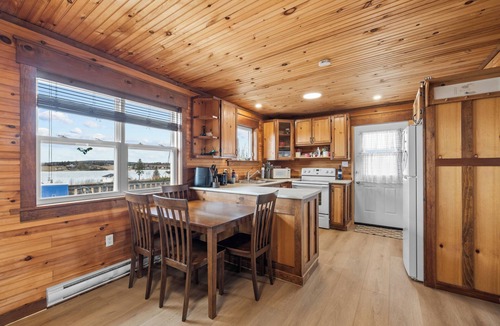Clinton Cottage | Beautiful 4 Bedroom Waterview Sunset Cottage