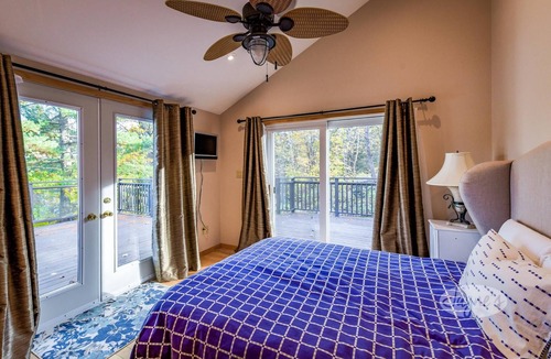 Muskoka Lakes Cottage | Beautiful 5bed, 4bath Rosseau Lake cottage in private bay with home theatre!