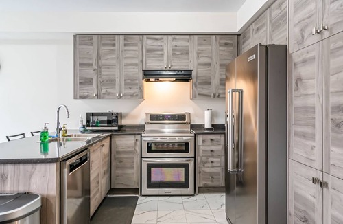 Thorold House | Beautiful and Brand New Home, 3 Bedroom Near Niagara Falls, Free Parking