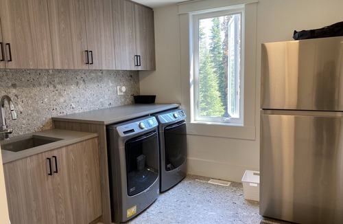 Silver Star Mountain House | Beautiful New Luxury Home - Close to The Village - Amazing Ski In/Out too.