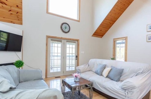 Dashwood Cottage | Beautiful Cottage w/Hot Tub by Grand Bend