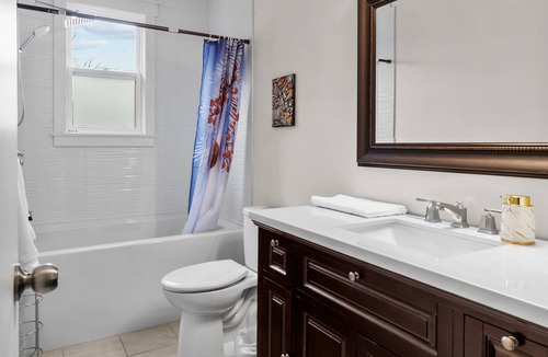 Quidi Vidi House | Beautiful & Cozy DT Home With PingPong Table