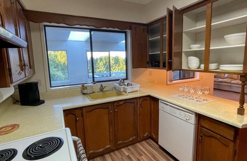 Langley House | Beautiful farm house with a ton of space and a Sauna . Family friendly