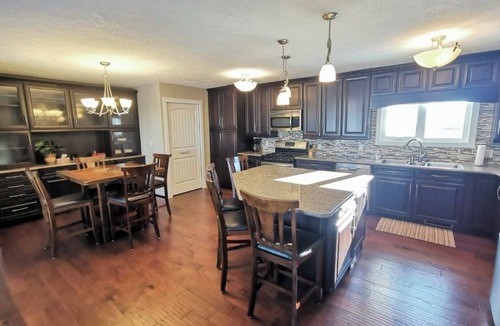 Cardston House | Beautiful fully renovated 4 bedroom house with large open kitchen. Sleeps 8
