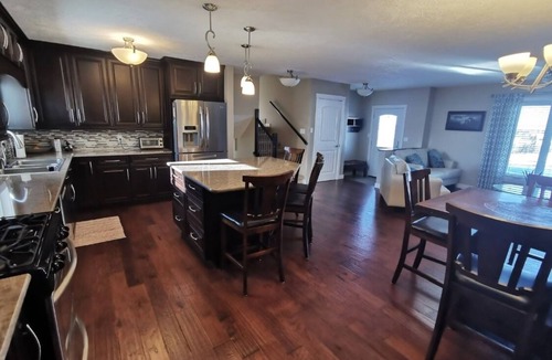 Cardston House | Beautiful fully renovated 4 bedroom house with large open kitchen. Sleeps 8