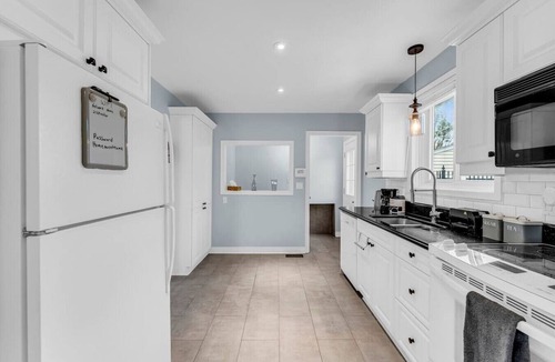 Thorold Apartment | Beautiful Home by Falls with Air Hockey | Games