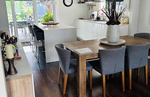 Centennial Park House | Beautiful Home with Hot Tub by Airport & 20 min to Downtown Toronto