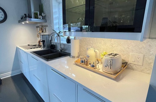 Centennial Park House | Beautiful Home with Hot Tub by Airport & 20 min to Downtown Toronto