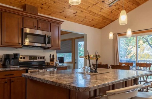Algonquin Highlands Cottage | Beautiful Lakefront - Perfect for 1-2 families
