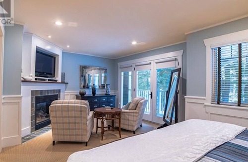 Baysville House | Beautiful Lake Front Cottage on Lake of Bays