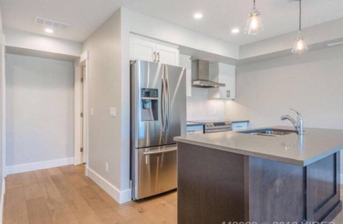 Port Alberni House | Beautiful lakefront townhouse on Sproat Lake