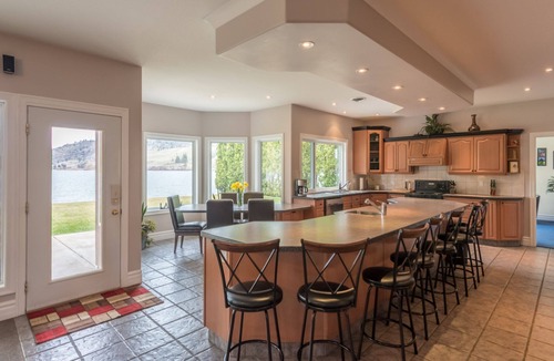 Okanagan-Similkameen House | Beautiful Lakefront Property! 8 Bedrooms and Breath taking view!