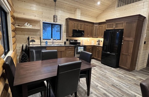 Okanagan-Similkameen Cabin | Beautiful log cabin located 2 minutes from Osprey Lake