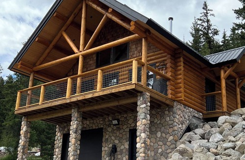 Okanagan-Similkameen Cabin | Beautiful log cabin located 2 minutes from Osprey Lake