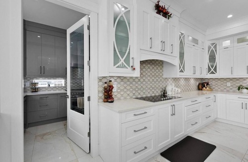 Surrey Newton House | Beautiful, luxurious mega house with 6 Bedrooms and 8 Bathrooms