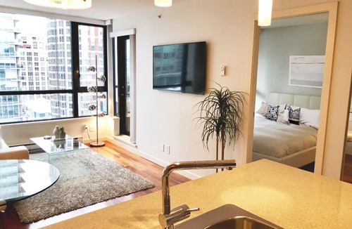 Yaletown Apartment | Beautiful Luxury Suite next to BC Place Stadium! Walk to MAJOR INTERNATIONAL SPORTING EVENT 2026 World Cup