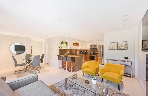 Ambleside House | Beautiful Modern Garden Suite Steps to Ambleside Beach