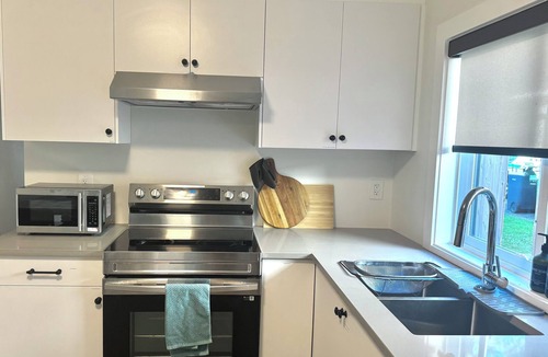 Canyon Heights House | Beautiful Mountain Home, 2 BD Suite, mins from Grouse MT/DT. Easy Transit