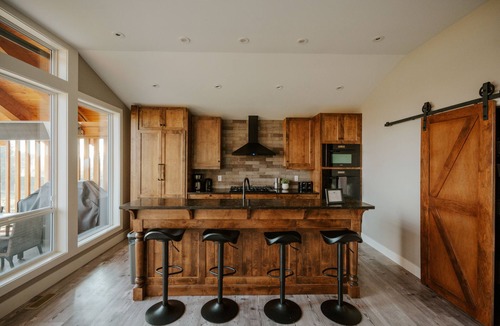 Popkum Ski Chalet | Beautiful Mountain Views 2 bedroom, 2 bathroom chalet w/private hot tub nn