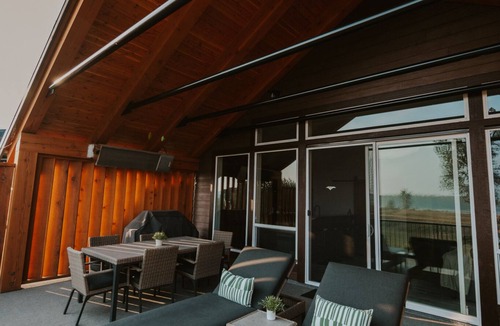 Popkum Ski Chalet | Beautiful Mountain Views 2 bedroom, 2 bathroom chalet w/private hot tub nn