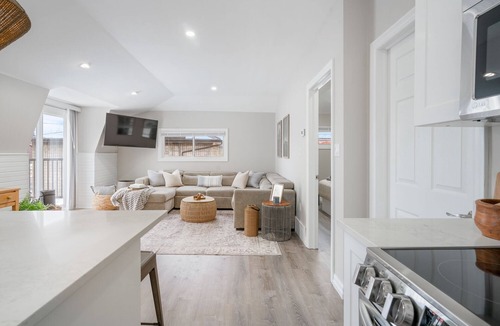 Port Colborne House | Beautiful newly renovated home w/canal view