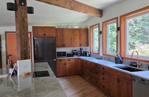 Bowen Island House | Beautiful Ocean View Home with Chef's Kitchen