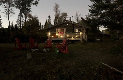 Nipissing Cabin | Beautiful Off-Grid Cedar Log Cabin Nestled in the Woods with Direct Access to Duncan Lake for an Unforgettable Getaway in Ontario
