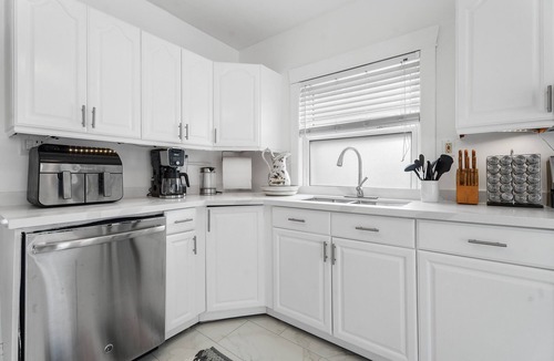Niagara Falls House | Beautiful Renovated Oasis House