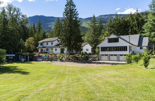 Sicamous House | Beautiful Retreat on the banks of the Eagle River
