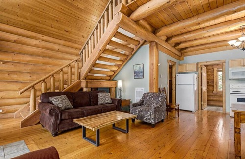 Golden Ski Chalet | Beautiful Rustic Chalet in the Heart of Rockies