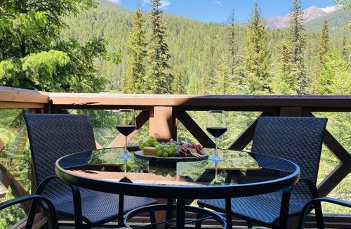Panorama House | Beautiful Ski In/Out Riverside Retreat at the Base of Panorama ♥️♥️