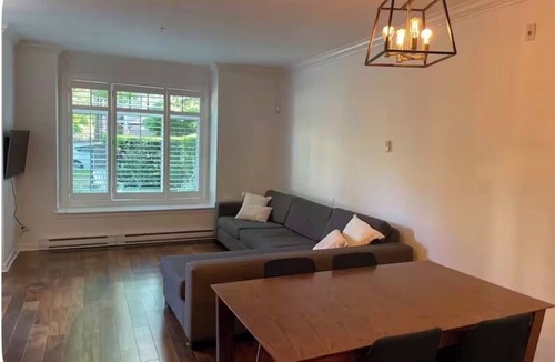 Mount Pleasant House | Beautiful townhome in trendy Main Street area. Family friendly!
