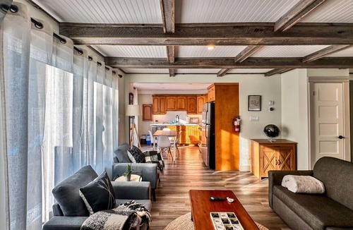 Collingwood House | Beautiful tranquil centrally located condo