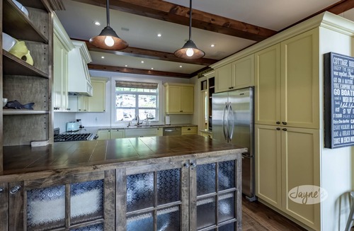 Gravenhurst Cottage | Beautiful Waterfront Retreat on Muskoka Bay! AC! Muskoka Room! SW!