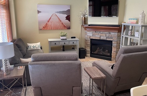 Osoyoos House | Beautiful Waterfront 3 Bedroom Townhome