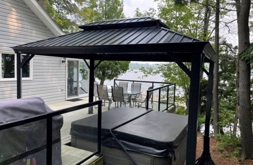 Glastonbury Cottage | Beautiful well kept Private waterfront cottage on Big Gull Lake