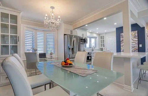 Aldershot House | Beautifully Updated Bungalow Upper Portion