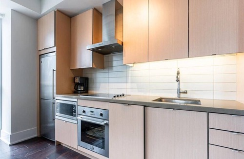 Downtown Toronto Condo | Beauty 3BR/2BA Entertainment District | w/Parking | Steps to Nightlife & Dining