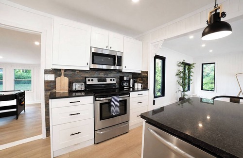 Fenelon Falls Cottage | Bees Beach House: Luxury 5BR Sturgeon Lakefront w/Private Sandy Beach & Sauna