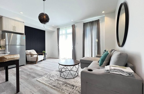 Niagara Falls House | Bentley Commons Luxury 5 Bedroom Townhome in the Fallsview Tourist District