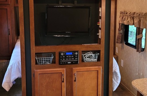 Upper New Cornwall House | Big Lake Mushamush -Beautiful 27 ft Coachmen Catalina Deluxe RV