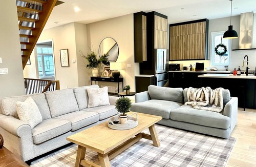Big Bay Cottage | Birchwood Country House with Hot Tub & EV Charger