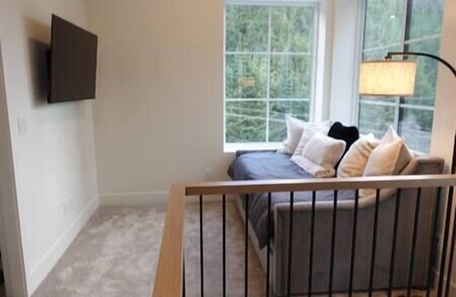 Hemlock Valley House | Black Diamond Cabin | Private Hot Tub Wood Fireplace BBQ